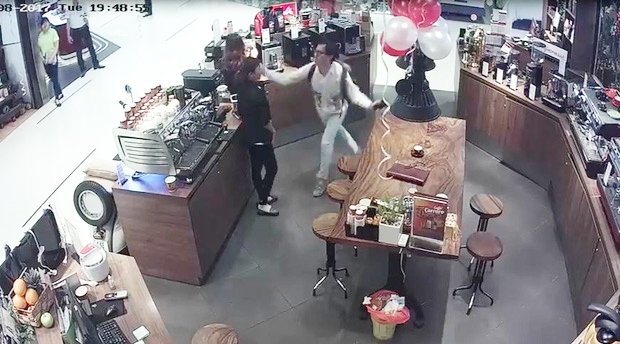 khanh casa truc tiep xin loi nu nhan vien dang mang thai va thua nhan hanh dong sai trai cua minh