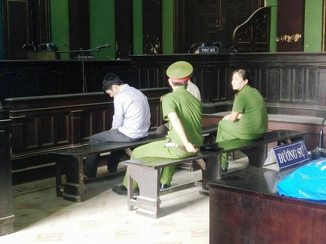 bo be gai 25 tuoi bi hiep dam phai nhap vien cap cuu con be cu hoi ve vet seo tren co the