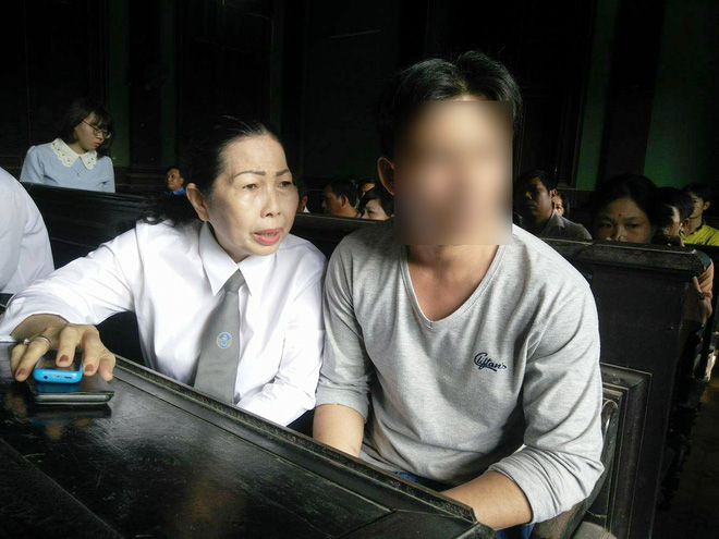 bo be gai 25 tuoi bi hiep dam phai nhap vien cap cuu con be cu hoi ve vet seo tren co the