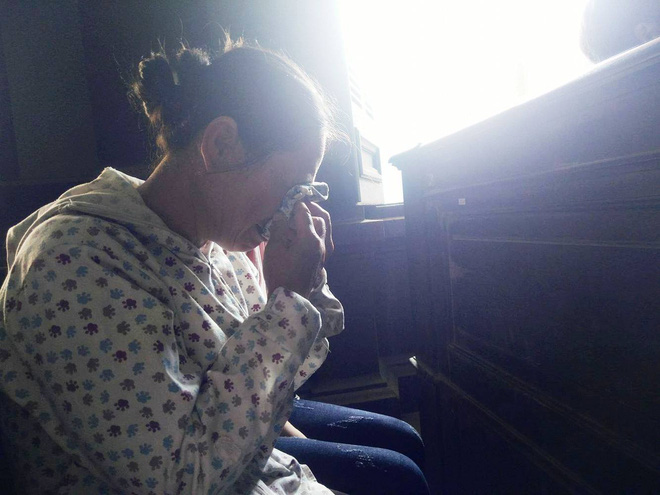 bo be gai 25 tuoi bi hiep dam phai nhap vien cap cuu con be cu hoi ve vet seo tren co the