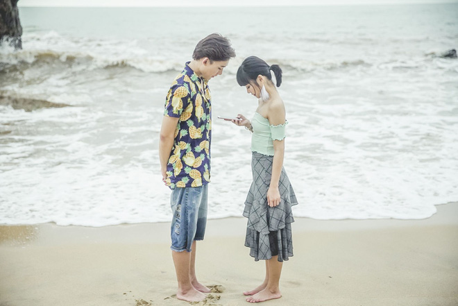 hoang yen chibi ngot ngao om hon trai dep giua bai bien