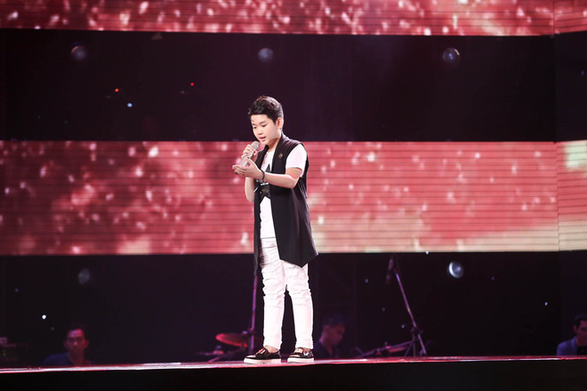 vu ca t tuo ng gu c nga vi thi sinh khu ng bi huong tra m cuo p ngay truoc mat trong tap dau the voice kids