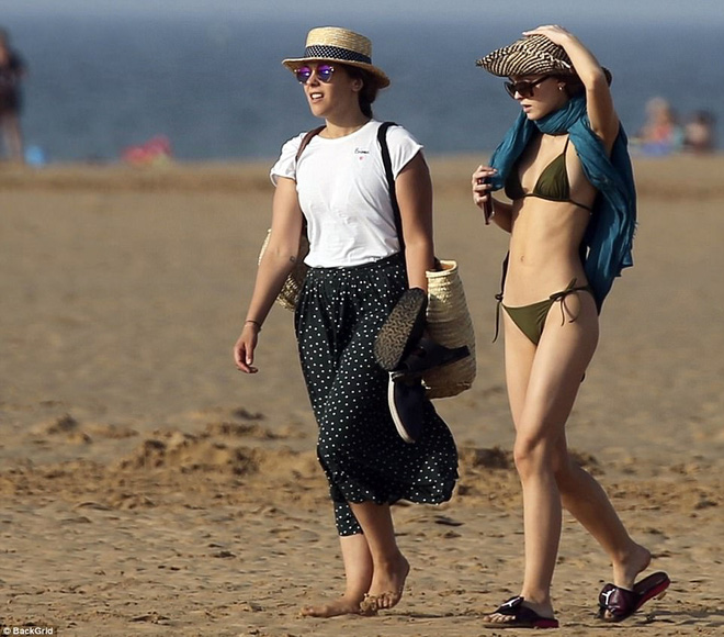 con gai johnny depp dien bikini khoe than hinh manh mai goi cam ben me ruot