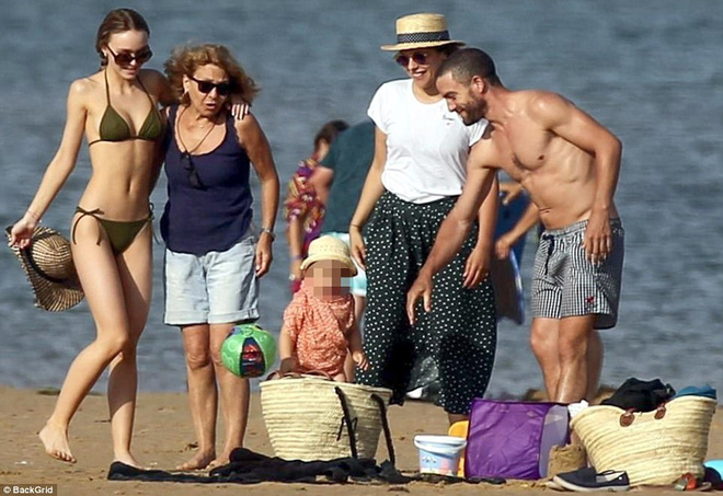 con gai johnny depp dien bikini khoe than hinh manh mai goi cam ben me ruot