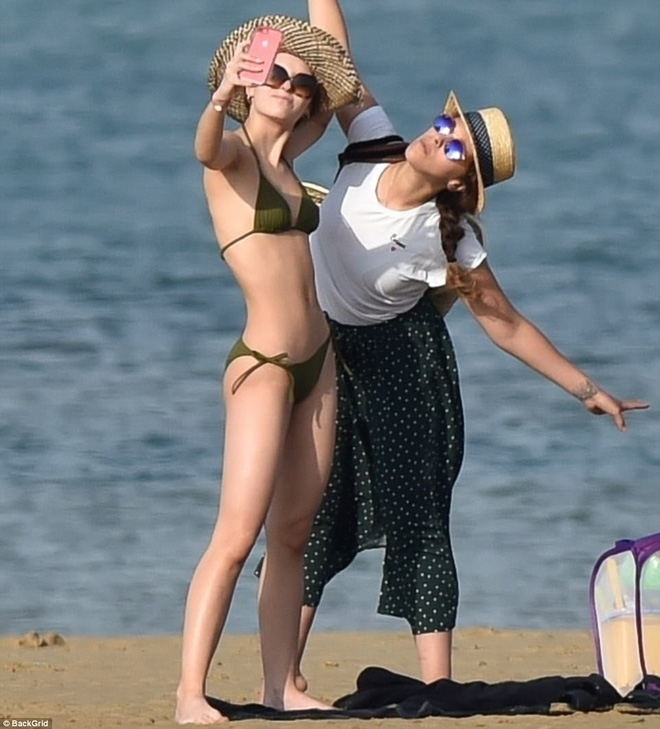 con gai johnny depp dien bikini khoe than hinh manh mai goi cam ben me ruot