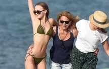 con gai johnny depp dien bikini khoe than hinh manh mai goi cam ben me ruot