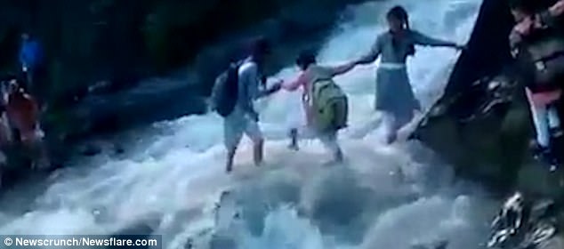 giua mua lu quet cac em hoc sinh van lieu minh vuot song cuon cuon de khong lo gio hoc