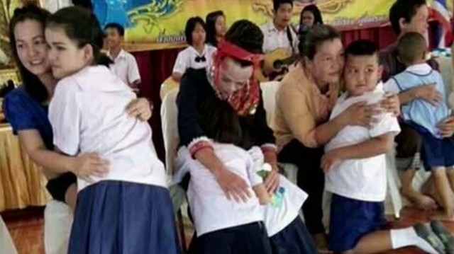 vo vang nha viec lam cua nguoi dan ong thai lan nay trong ngay cua me khien nhieu nguoi xuc dong