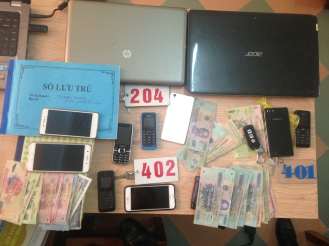 tim ra bi mat trong nha nghi tu ba chu va nhung khach nam di 1 minh