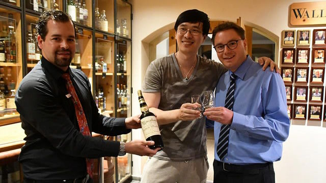 du khach trung quoc manh tay chi hon 240 trieu dong cho mot ngum ruou whiskey o thuy si