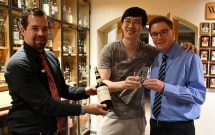 du khach trung quoc manh tay chi hon 240 trieu dong cho mot ngum ruou whiskey o thuy si