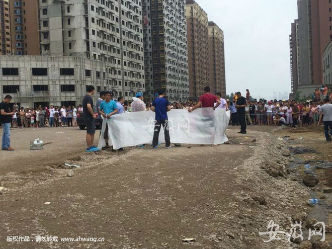 co be 4 tuoi mat tich suot 2 ngay gia dinh bang hoang nhan thi the con o gan khu cong truong dang xay dung