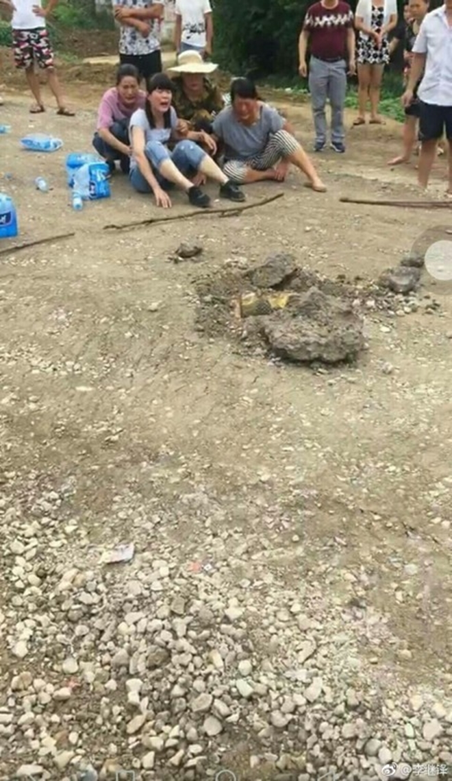 co be 4 tuoi mat tich suot 2 ngay gia dinh bang hoang nhan thi the con o gan khu cong truong dang xay dung