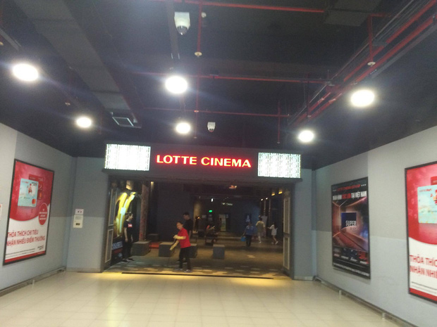 clip nam thanh nien vua nhay mua la het vua keo le nguoi ban ngat xiu tren san rap chieu phim o sai gon