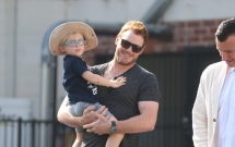 tai tu chris pratt xuat hien tuoi tan ben con trai sau khi chia tay vo
