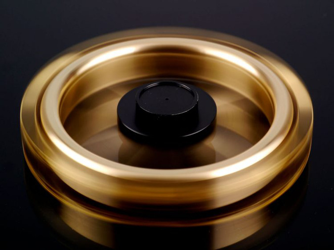 xoay 12 phut lien tuc khong nghi chi co the la con quay fidget spinner cua nguoi nhat