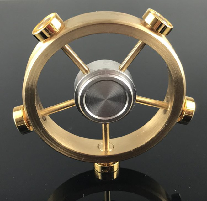 xoay 12 phut lien tuc khong nghi chi co the la con quay fidget spinner cua nguoi nhat