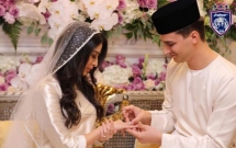 cong chua malaysia hanh phuc trong le cuoi voi thuong dan la cau thu bong da