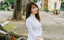 nhan sac khac la cua a hau thuy van khi dien ao dai trang