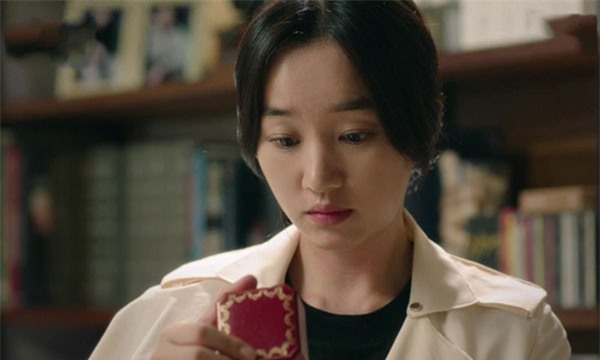 chet dung khi phat hien bi mat dang sau chiec nhan cuoi chong deo hang ngay