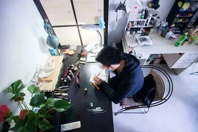 vi muon mang lai bat ngo cho ban gai nam sinh truong my thuat dung 18 trieu tien son moi de lam viec nay