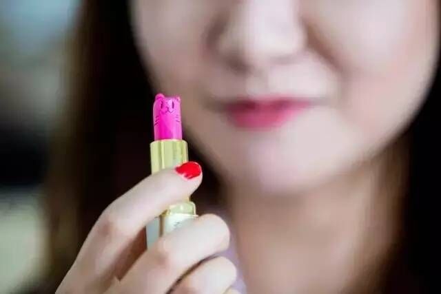 vi muon mang lai bat ngo cho ban gai nam sinh truong my thuat dung 18 trieu tien son moi de lam viec nay