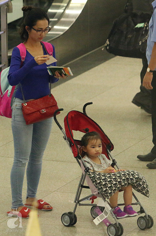 chong cu ra san bay don me con kim hien luc nua dem