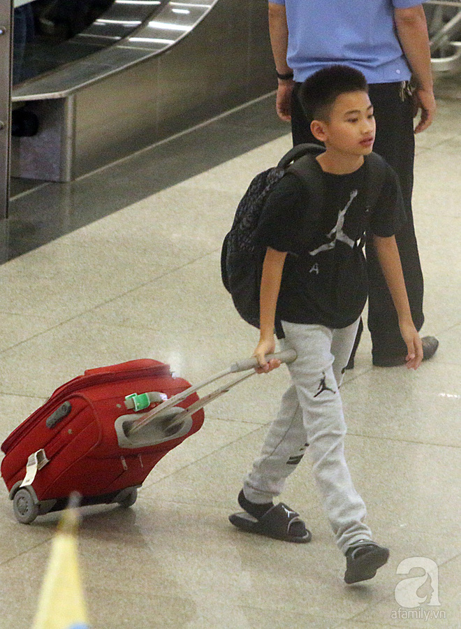 chong cu ra san bay don me con kim hien luc nua dem