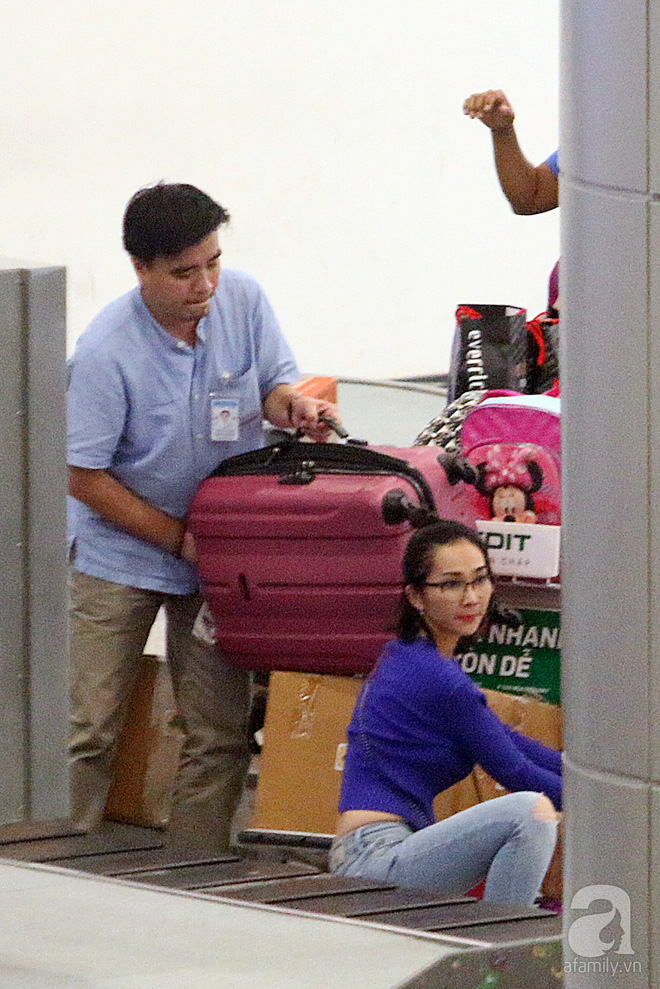 chong cu ra san bay don me con kim hien luc nua dem