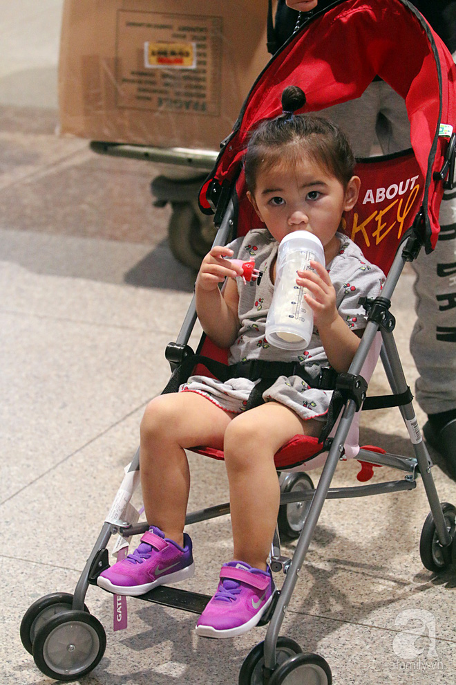 chong cu ra san bay don me con kim hien luc nua dem