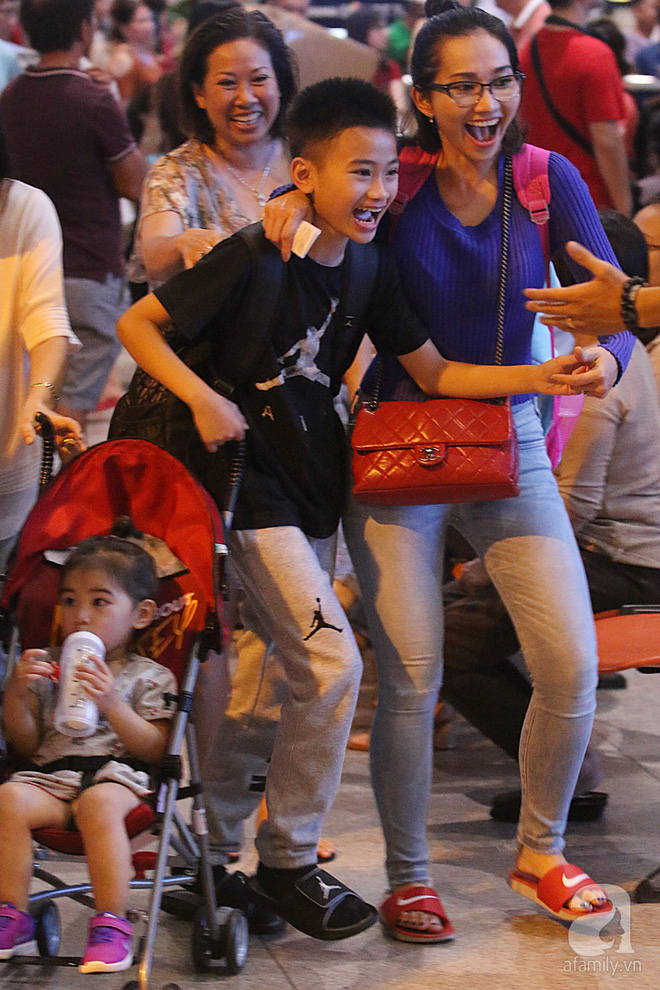 chong cu ra san bay don me con kim hien luc nua dem