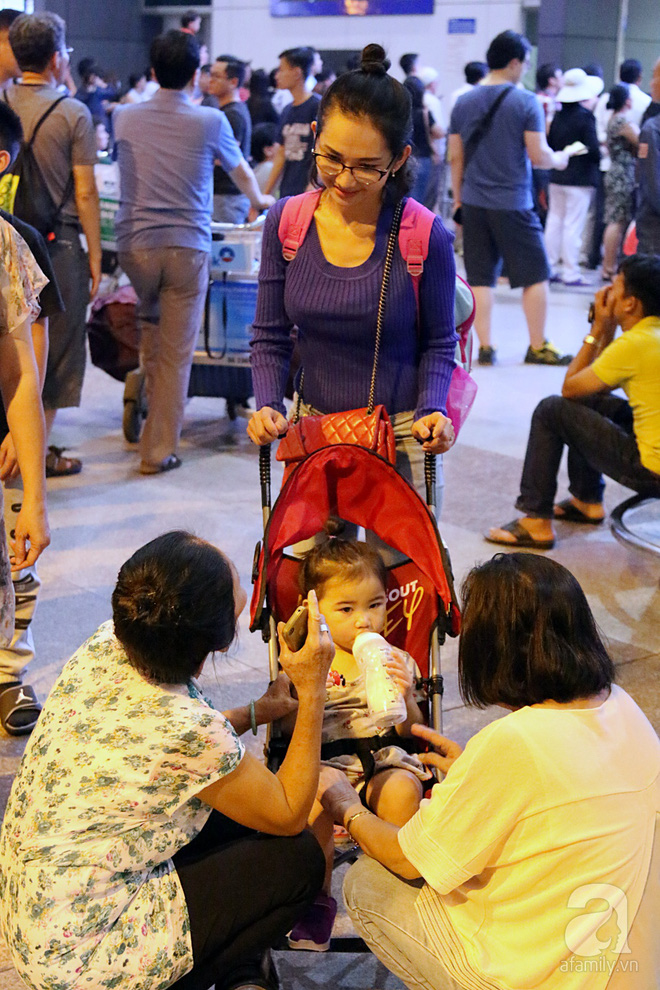 chong cu ra san bay don me con kim hien luc nua dem