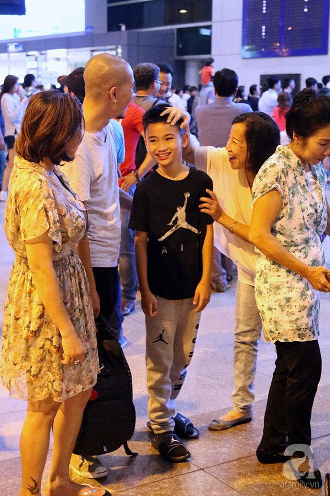 chong cu ra san bay don me con kim hien luc nua dem