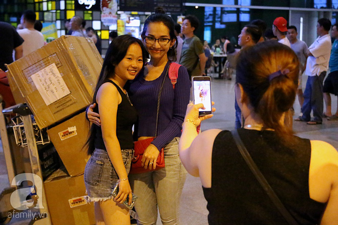 chong cu ra san bay don me con kim hien luc nua dem