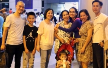 chong cu ra san bay don me con kim hien luc nua dem