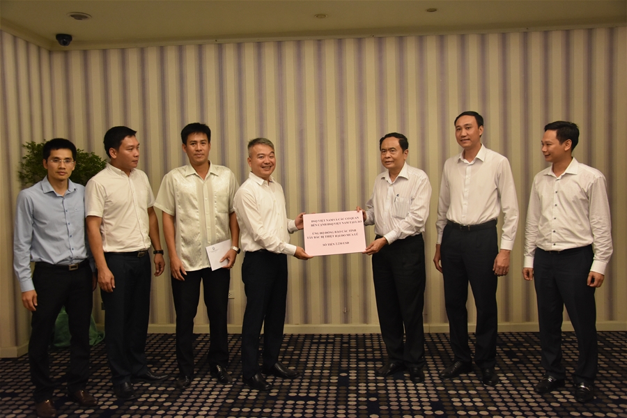dai su quan viet nam tai lao quyen gop ung ho dong bao vung lu
