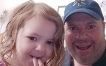 nho chiec banh pizza nhan vien cua hang do an nhanh da phat hien ra ke bat coc be gai 4 tuoi du cach do hon 8000km