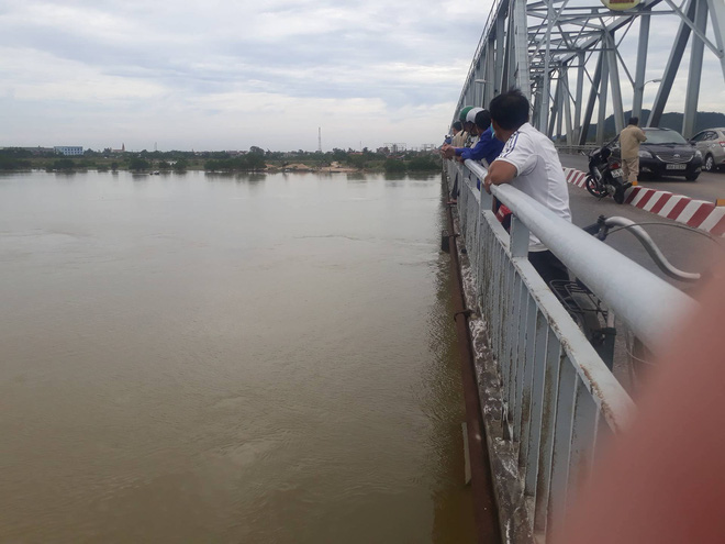 buon chuyen gia dinh nam thanh nien bo nha di roi nhay xuong song tu tu