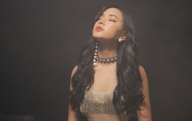 choang vang voi canh chau bui hon co gai xinh dep giua pho