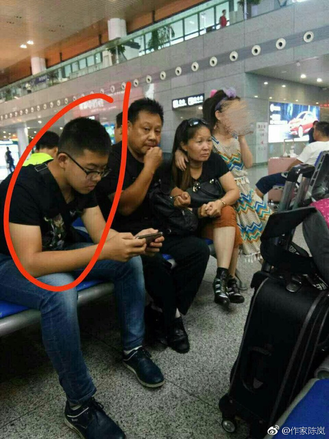 them thong tin gay buc xuc ve vu nam sinh vien ngang nhien so soang vong mot be gai vi thanh nien giua chon dong nguoi