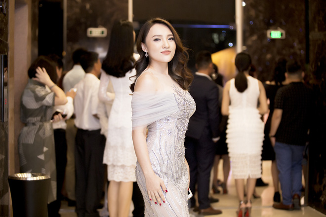 nhat thuy idol dien dam duoi ca dep long lay