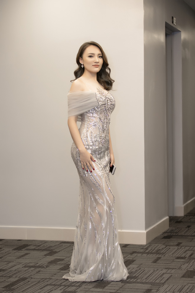 nhat thuy idol dien dam duoi ca dep long lay