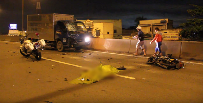 tphcm chay xe may nguoc chieu nam thanh nien tong truc dien vao xe tai tu vong