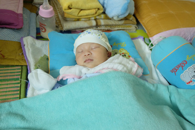 be gai hon 10 ngay tuoi bi bo roi o ha noi va la thu dam nuoc mat cua nguoi me