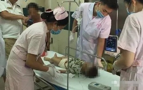 han gia dinh chong nang dau tuoi teen cat bo phan sinh duc cua con trai moi 17 thang tuoi de tra thu