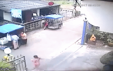 be gai dang chay qua duong thi bat ngo bi chiec xe may lao nhu ten ban tong trung