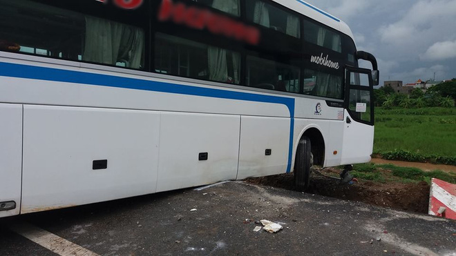 hang chuc hanh khach la het that thanh khi xe khach suyt lao xuong ve duong sau tai nan tren cao toc phap van