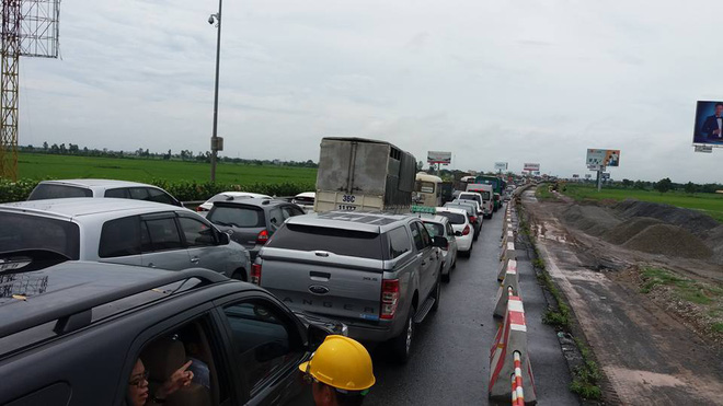 hang chuc hanh khach la het that thanh khi xe khach suyt lao xuong ve duong sau tai nan tren cao toc phap van