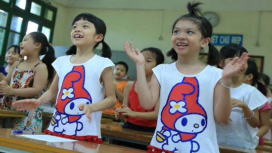 phu huynh hoc sinh dung ngoi khong yen khi lop hoc qua tai