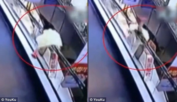 be gai 3 tuoi bi thuong nang vi nga tu tren cao 4m xuong sau khi tu treo len tay vin thang cuon choi